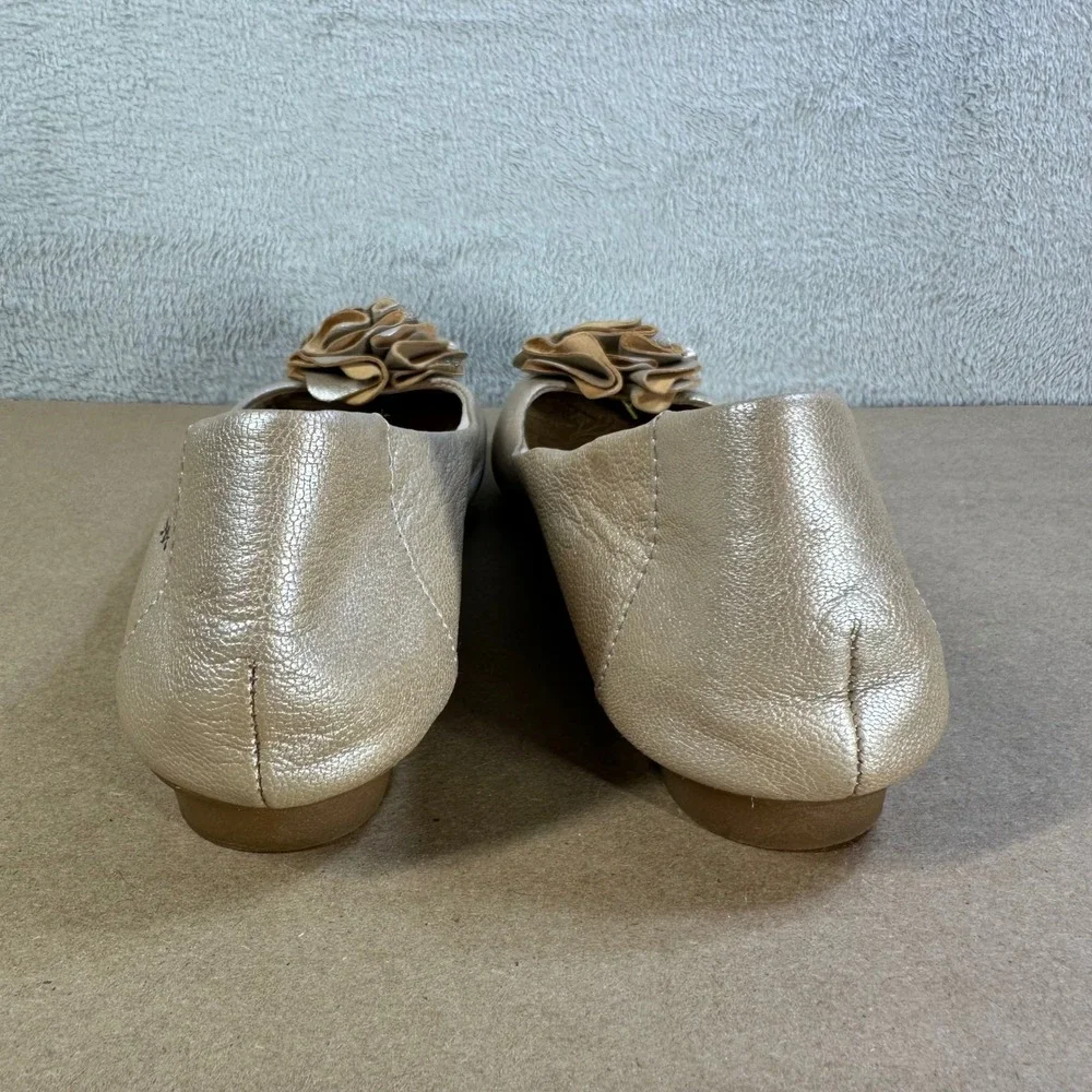 b.o.c Born Concept Metallic Gold Leather Floral‎ Rosette Ballet Flats BC0502 6.5